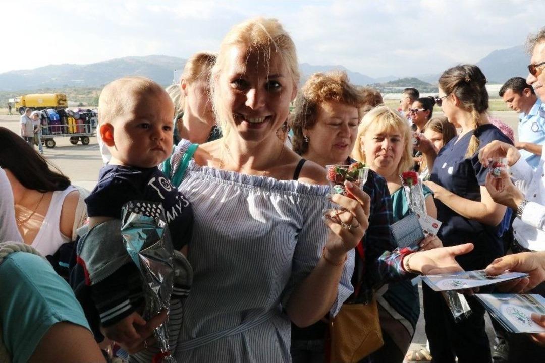 B&uuml;y&uuml;k G&ouml;vdeli U&ccedil;akla Gelen 224 Rus Turist &Ccedil;i&ccedil;eklerle Karşılandı