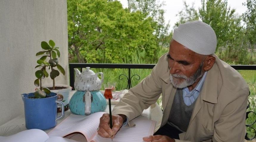 78’lik Dedenin Şiir Yazma Aşkı