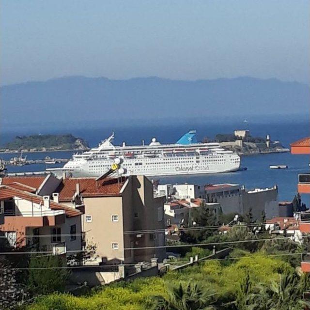 Kuşadası’na Sezonun İlk Gemisi Geldi