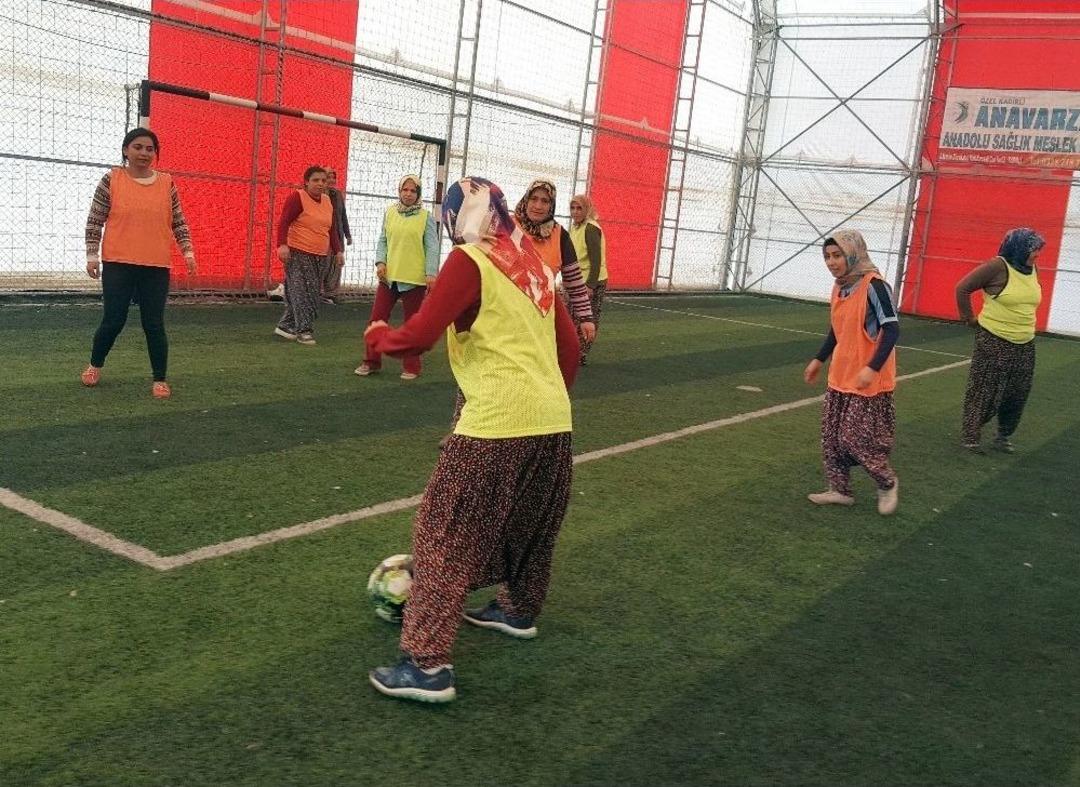 Kadınlardan Davullu Zurnalı Şalvarlı Futbol Ma&ccedil;ı