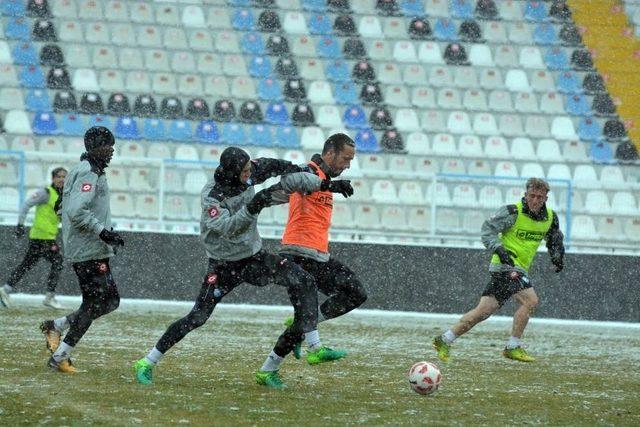 Dadaş, Yoğun Kar Yağışı Altında Antrenman Yaptı