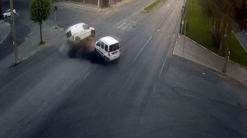 Kırmızı Işık İhlali Kazaları Beraberinde Getirdi