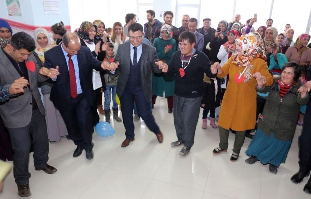 &Ouml;zel &Ccedil;ocuklar İ&ccedil;in Renkli Etkinlik