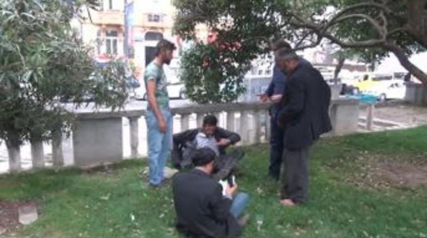 (özel) Gezi Parkında Çocuklarını Dilendirerek İçki İçen Suriyeliler Gözaltına Alındı
