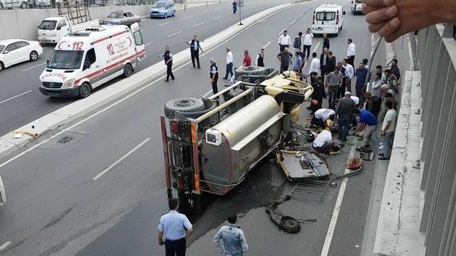 (özel) Arnavutköy’de Su Tankeri Üst Geçitten Aşağıya Uçtu: 2 Yaralı