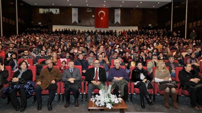 Er&uuml;&rsquo;de Thm Sanat&ccedil;ısı Cengiz &Ouml;zkan Konser Verdi