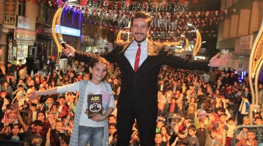 Yazar Ve Şiir Youmcusu Kasım Alper &Ouml;zdemir Hakkari&rsquo;de Sahne Aldı