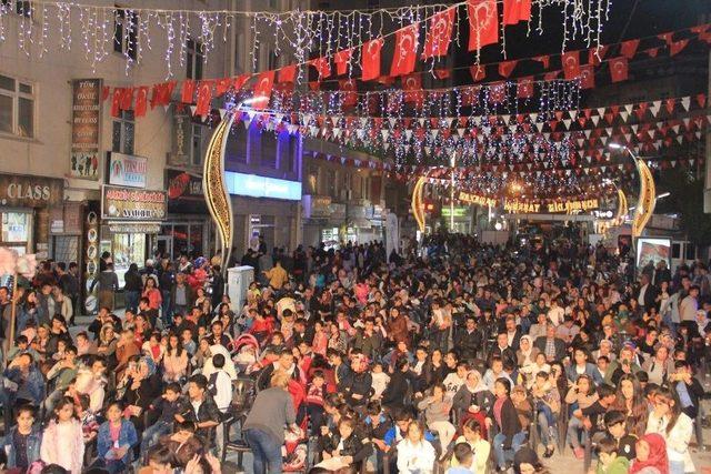 Yazar Ve Şiir Youmcusu Kasım Alper Özdemir Hakkari’de Sahne Aldı