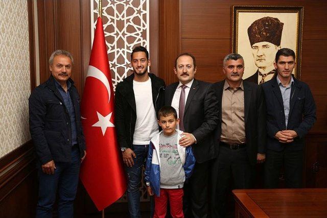 Milli Futbolcu Çalhanoğlu Vali Pehlivan’ı Ziyaret Etti