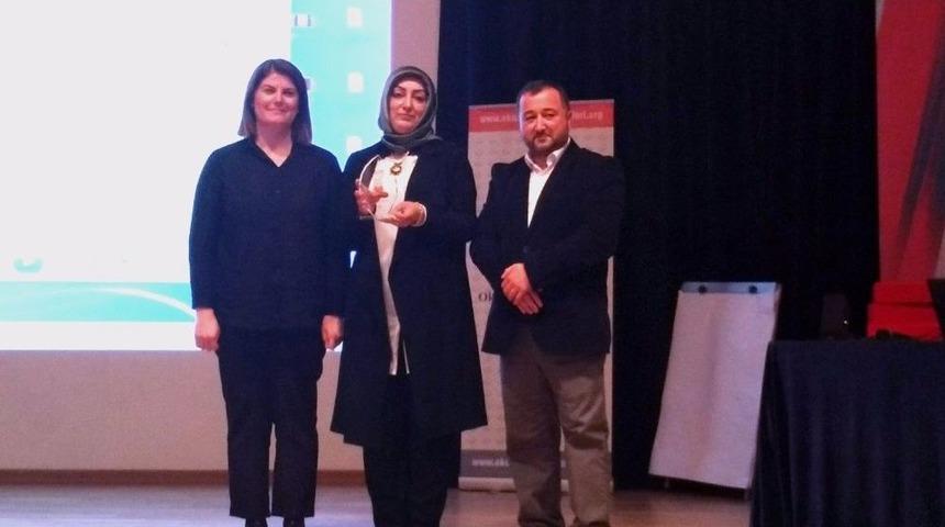 Okul K&uuml;t&uuml;phanecileri Derneği&rsquo;nden Kaymakam &Ouml;zt&uuml;rk&rsquo;e Plaket