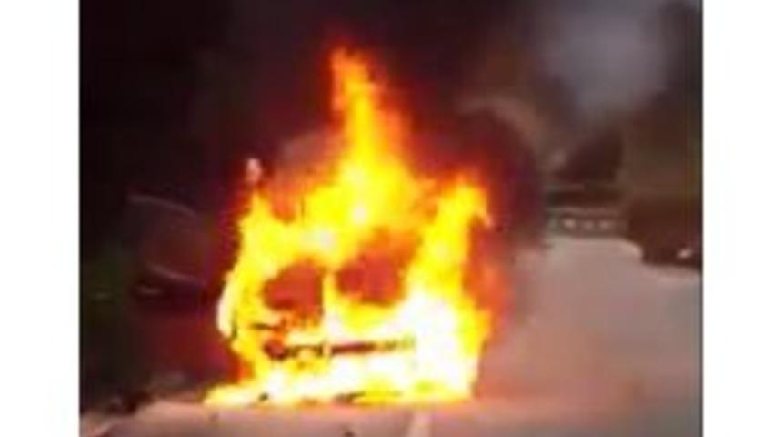 Kendini Zor Dışarı Attı, Aracı Alev Alev Yandı