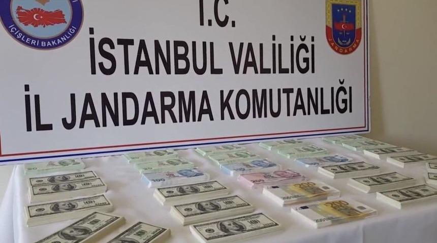 Otomobilin Arka Koltuğundan 800 Bin Tl&rsquo;lik Sahte D&ouml;viz &Ccedil;ıktı