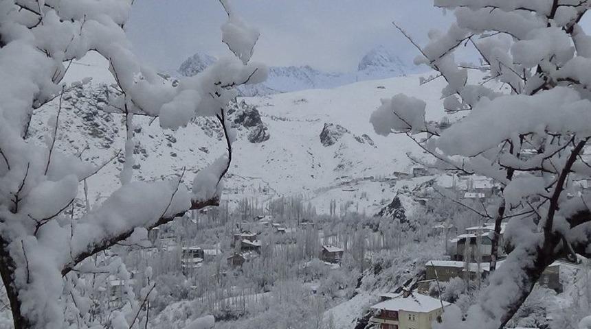 Hakkari&rsquo;de 22 K&ouml;y İle 17 Mezra Yolu Ulaşıma Kapandı