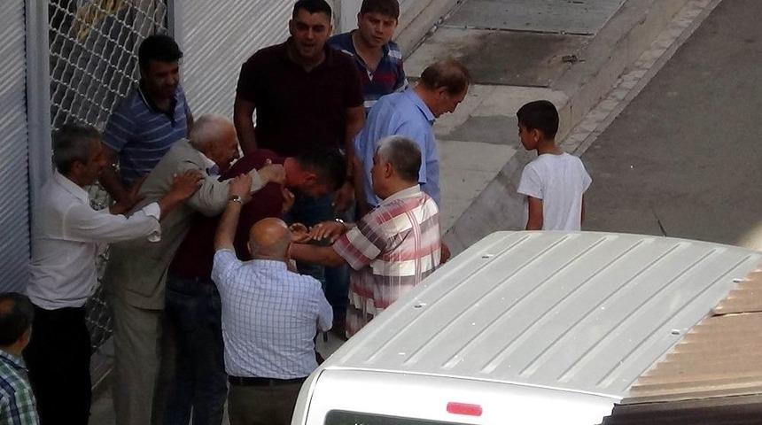 Kendisine Karşılık Veren Oğlunu Evire &Ccedil;evire D&ouml;vd&uuml;