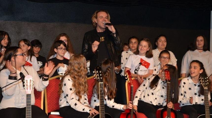 &Uuml;nl&uuml; Sanat&ccedil;ı Soner Arıca&rsquo;dan Mezun Olduğu Okula Vefa