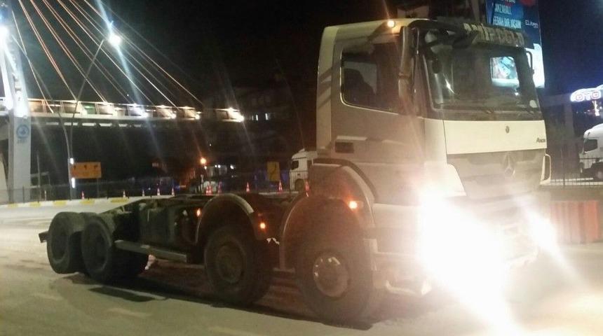 A&ccedil;ık Unutulan Damper Koparak &Uuml;st Ge&ccedil;it İle Yol Arasında Sıkıştı