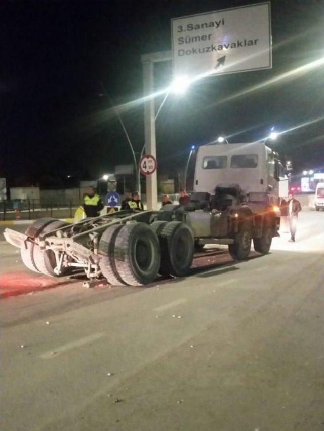 Açık Unutulan Damper Koparak Üst Geçit İle Yol Arasında Sıkıştı