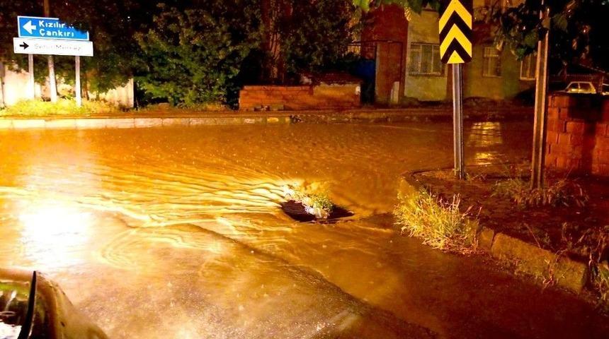 Şiddetli Yağış Sungurlu&rsquo;da Hayatı Olumsuz Etkiledi