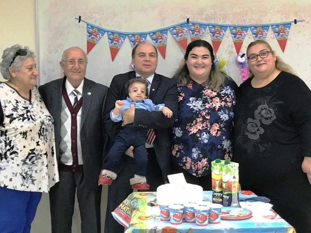 Treacher Collins Sendromlu Baran Bebek İlk Doğum G&uuml;n&uuml;n&uuml; Doktorlarla Kutladı