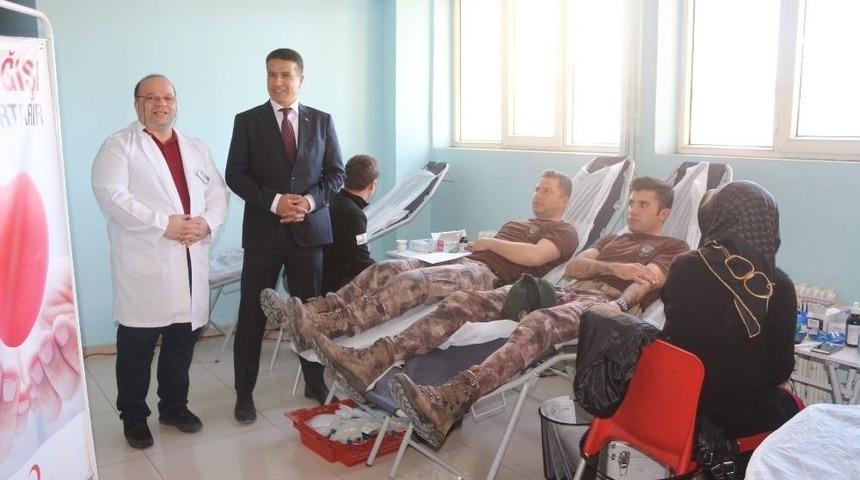 Şehitler İ&ccedil;in Kurbanlar Kesilip Kan Bağışı Yapıldı