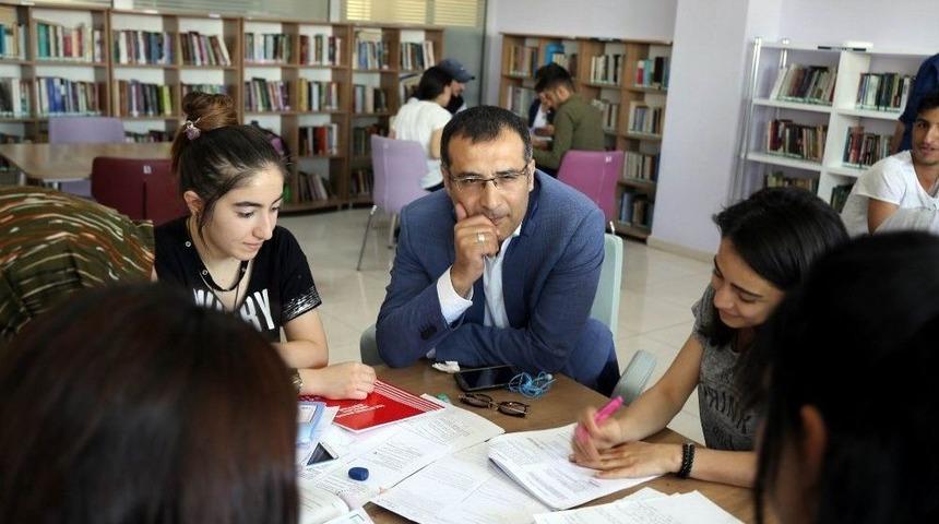 Başkan &Ccedil;elik, Adem Ve Halk K&uuml;t&uuml;phanesini İnceledi