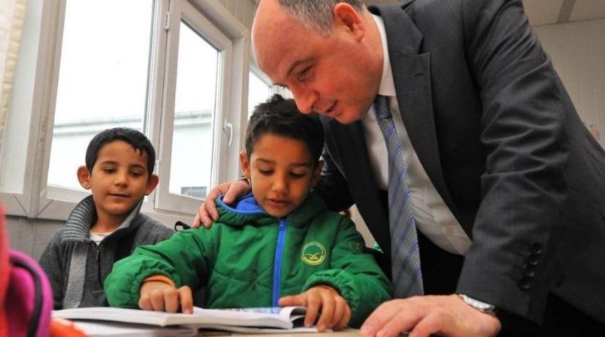 Suriyeli &Ccedil;ocuklara Uyum Seti Dağıtıldı