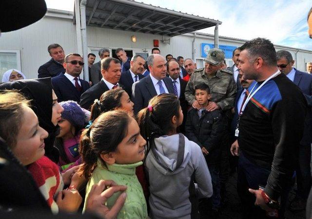 Suriyeli Çocuklara Uyum Seti Dağıtıldı