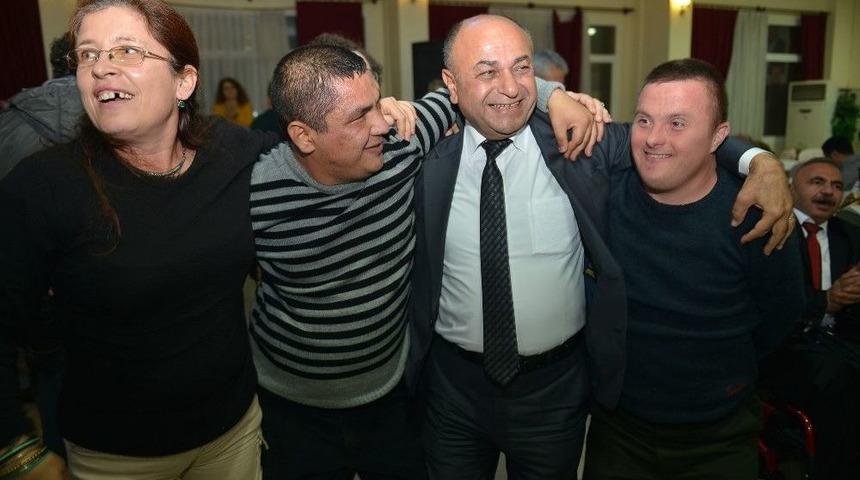 &Ccedil;iğli&rsquo;de Engellilere Yemekli Eğlence