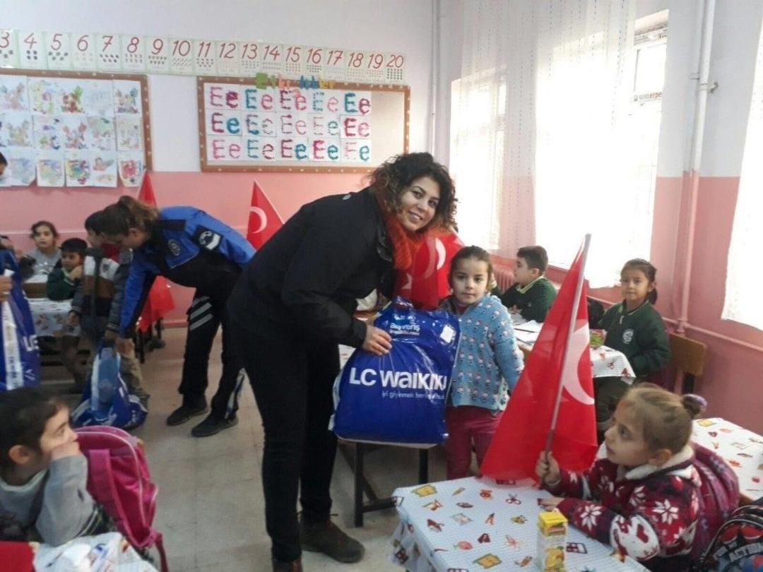 Van Polisinden 2 Bin 312 &Ouml;ğrenciye Ayakkabı Ve Giyim Desteği