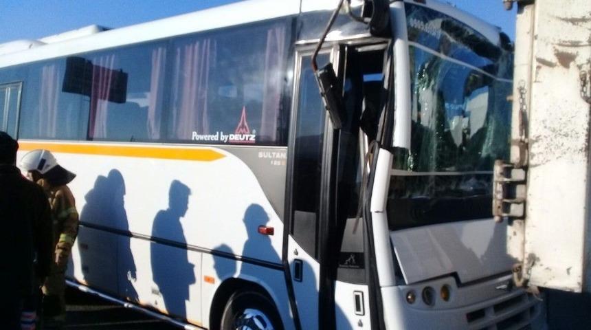 İzmir&rsquo;de Zincirleme Kaza: 2 &Ouml;ğrenci Yaralandı