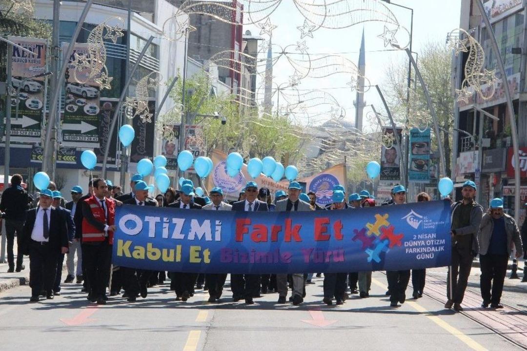 D&uuml;zce&rsquo;de Otizme Dikkat &Ccedil;ekmek İ&ccedil;in Mavi Balon U&ccedil;urdular