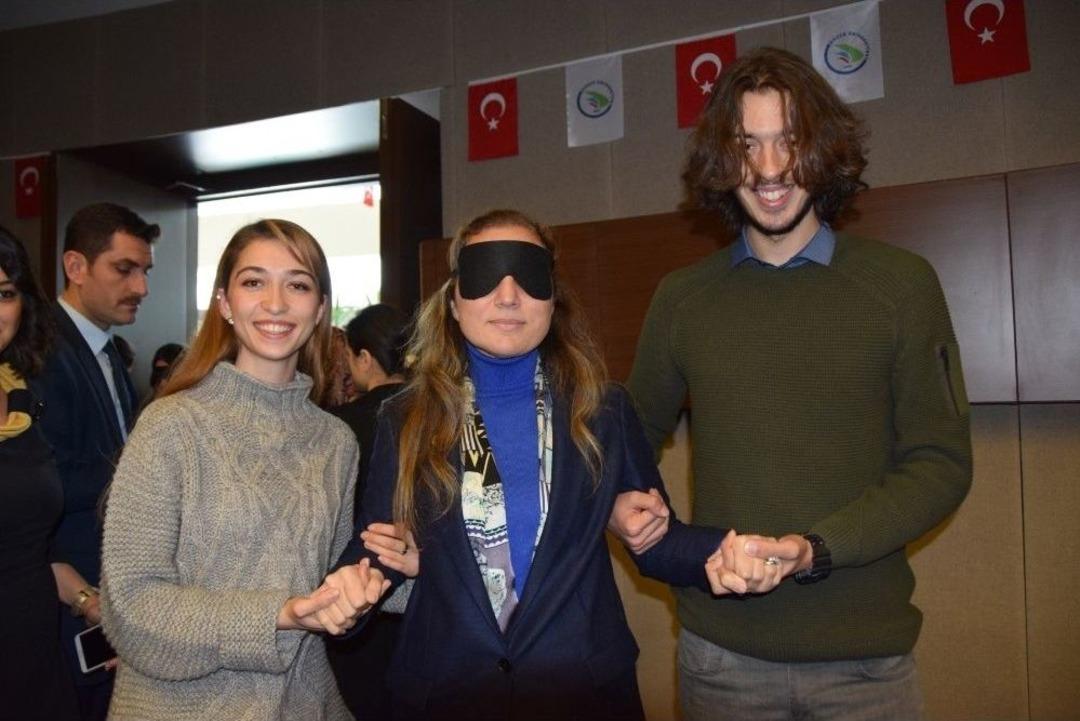 Rekt&ouml;r &Ccedil;akar Programa G&ouml;zleri Kapatıp Girdi