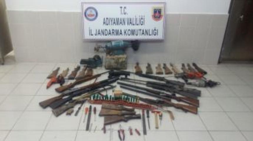 Evin Bodrum Katında &Ccedil;ok Sayıda Silah Ele Ge&ccedil;irildi