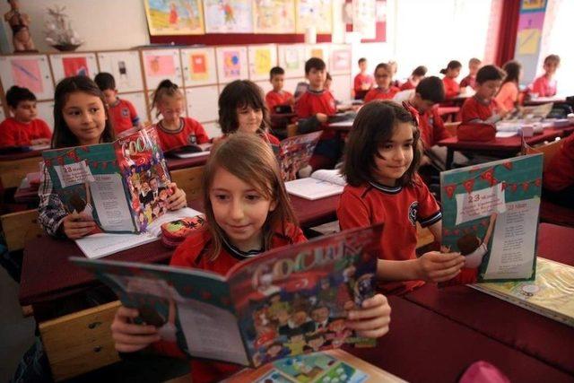 Başkan Çolakbayrakdar Öğrencilere ’kocasinan Çocuk Dergisi’ni Hediye Etti