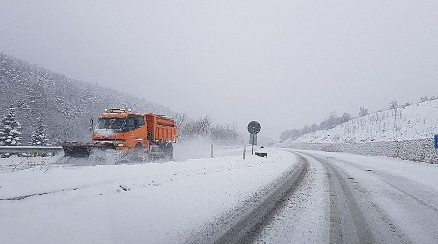Karab&uuml;k - Bartın Karayolunda Kar Yağışı Etkili Oluyor