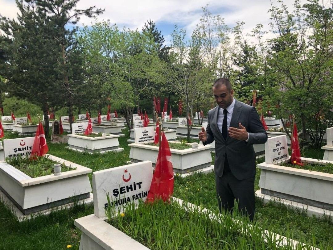 Kravatını &Ccedil;ıkardı, At Bindi, Vatandaşlardan Yakın İlgi G&ouml;rd&uuml;