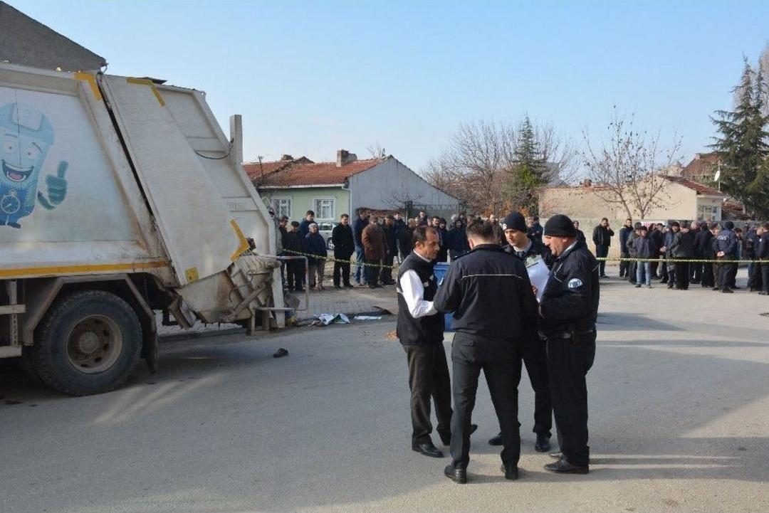 &Ccedil;&ouml;p Atarken Kamyonun Altında Kalarak Hayatını Kaybetti