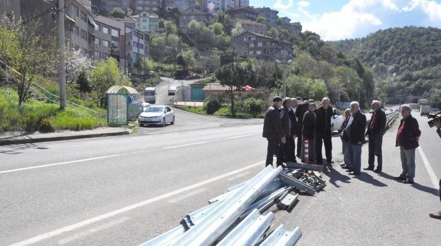 B&ouml;l&uuml;nm&uuml;ş Yol İ&ccedil;in Eylem Yapan Mahalleliye Karayollarından Ge&ccedil;ici &Ccedil;&ouml;z&uuml;m