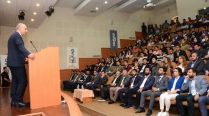 İş D&uuml;nyası &Uuml;niversiteli Gen&ccedil;lerle Buluştu