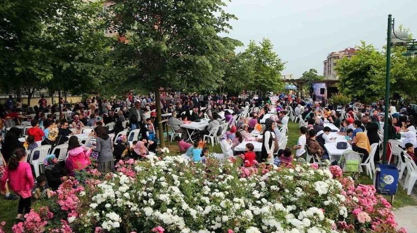 Binlerce Bağcılarlı Kestane Ağaçlarının Altında İftar Yaptı