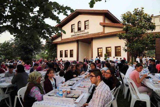 Binlerce Bağcılarlı Kestane Ağaçlarının Altında İftar Yaptı