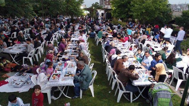 Binlerce Bağcılarlı Kestane Ağaçlarının Altında İftar Yaptı