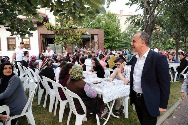 Binlerce Bağcılarlı Kestane Ağaçlarının Altında İftar Yaptı