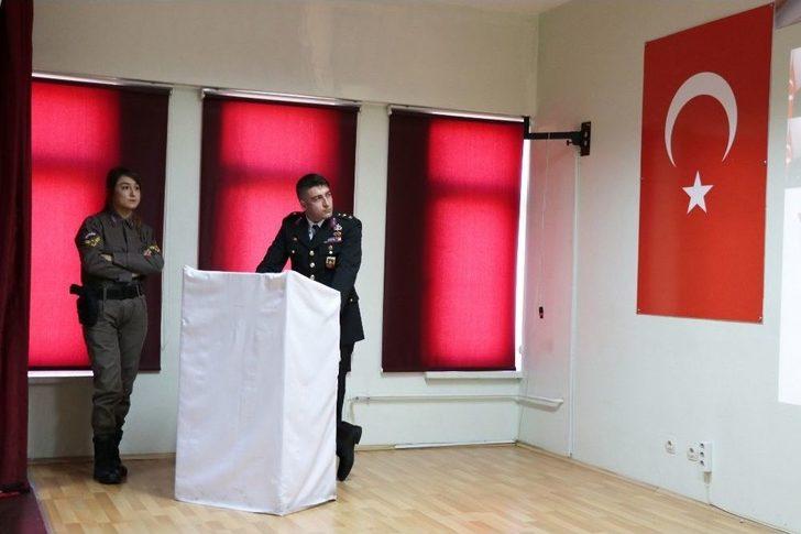 Jandarma Yüzbaşı Bülbül Öğrencilere Şehitlik Ve Gaziliği Anlattı G4
