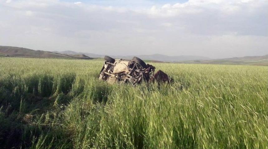 Otomobil Tarla U&ccedil;tu, Baba Ve Oğlu Ağır Yaralandı