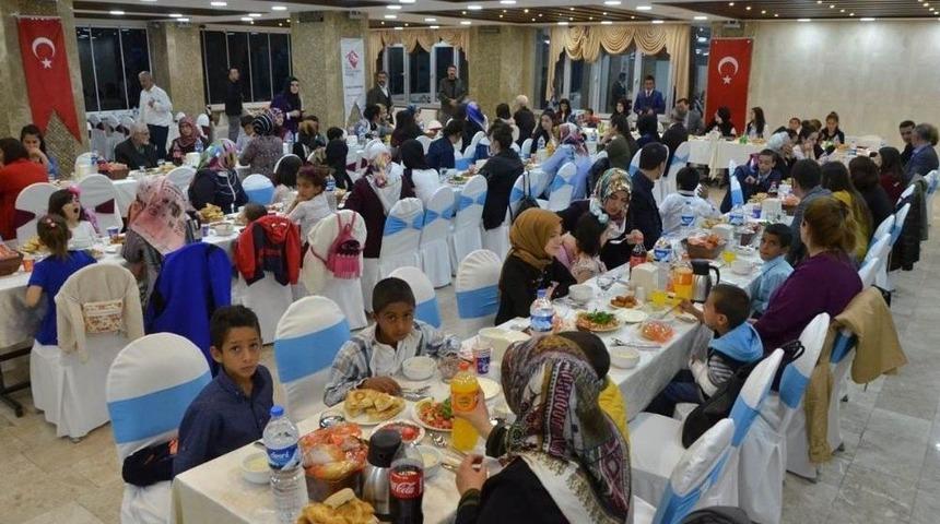 &Ccedil;ocuk Evleri Sitesi Ve &Ccedil;ocuk Evleri Koordinasyon Merkezinde Kalan &Ccedil;ocuklar İftarda Biraraya Geldi