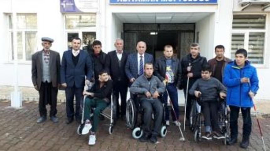 M&uuml;ft&uuml;l&uuml;k Engellilere Tekerlekli Sandalye Ve Baston Hediye Etti