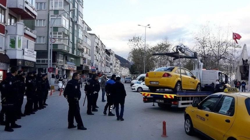 &Ccedil;ınarcık&rsquo;ta Taksiler &Ccedil;ekicilerle Kaldırıldı