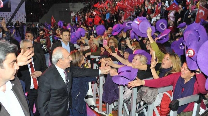 Bal&ccedil;ova&rsquo;nın Mor Şapkalı Kadınları Dikkat &Ccedil;ekti