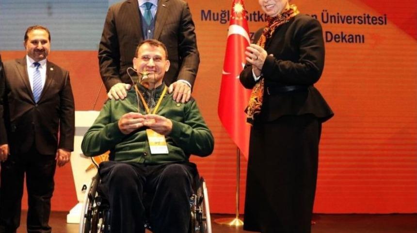 Dekan Bahar&rsquo;a Cumhurbaşkanından &lsquo;engelleri Aşanlar-2017&rsquo; &Ouml;d&uuml;l&uuml;